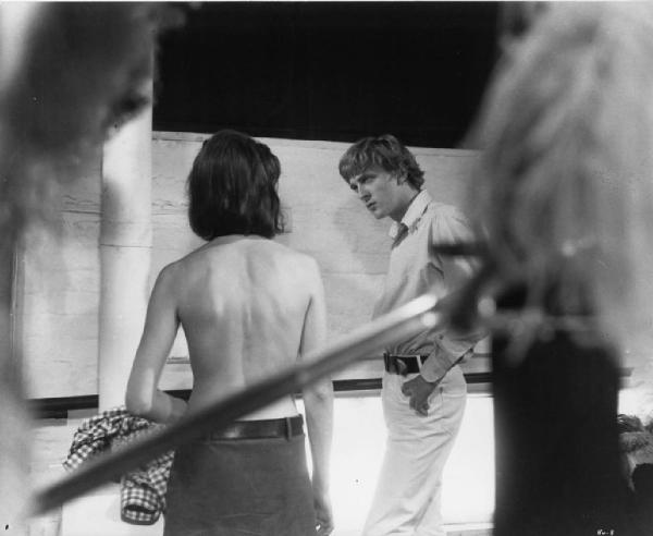 Ritratto. Foto di scena del film Blow-Up. Vanessa Redgrave di spalle a torso nudo e David Hammings