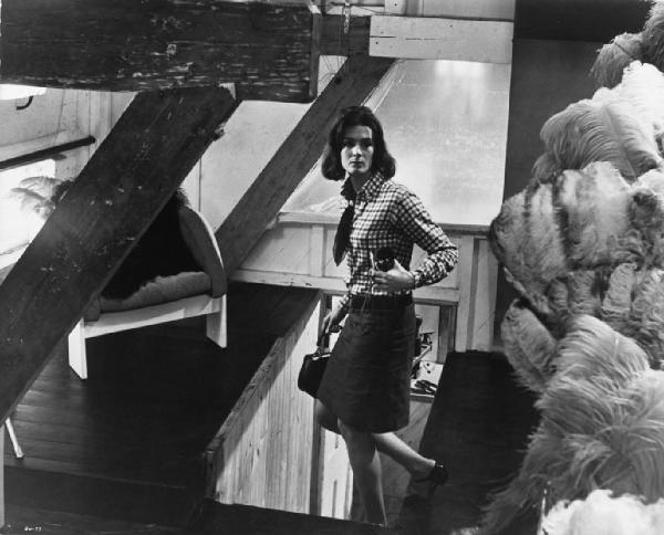 Ritratto. Foto di scena del film Blow-Up. Vanessa Redgrave con una macchina fotografica in mano. Interno di un abitazione