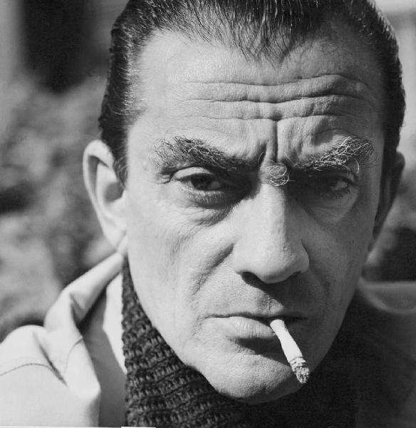 Roma - Ritratto maschile: Luchino Visconti, regista - Sigaretta