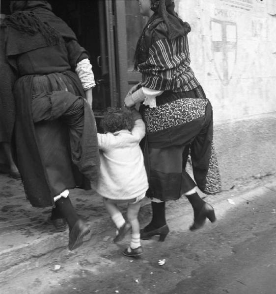 Italia del Sud. Tiriolo - Due donne tengono per mano un bambino