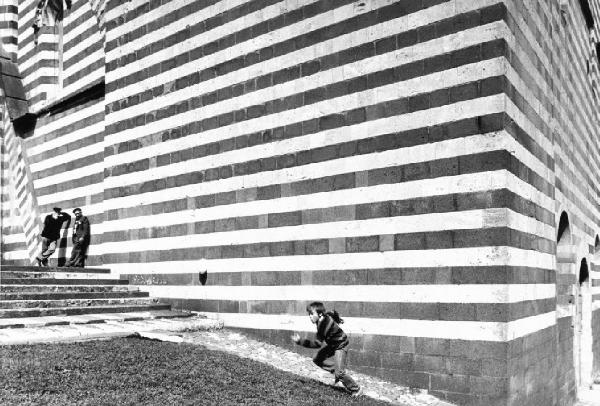Orvieto. Duomo - particolare del rivestimento bicolore in pietra - bambino gioca