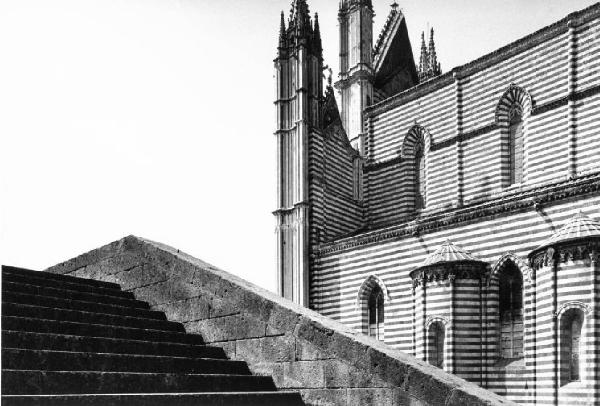Orvieto. Duomo - fianco e parte superiore della facciata - scalinata