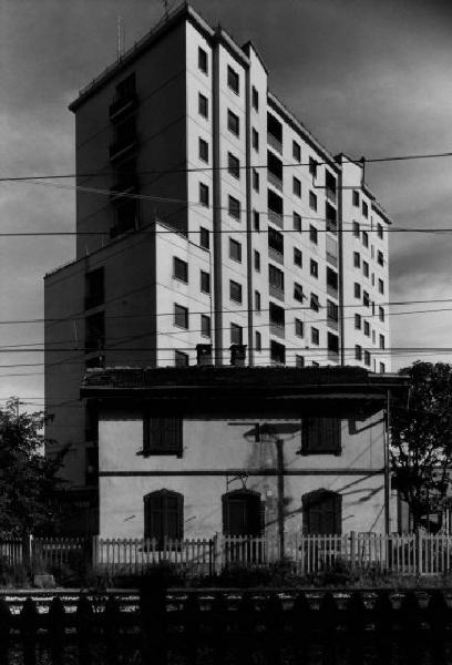 Milano - edificio a torre -  ferrovia - casa di controllo