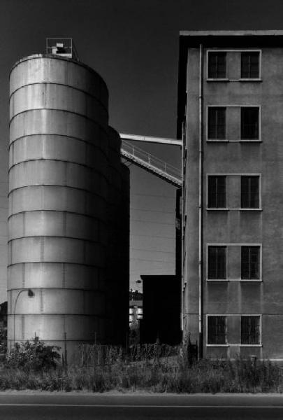 Milano - edificio industriale - silos