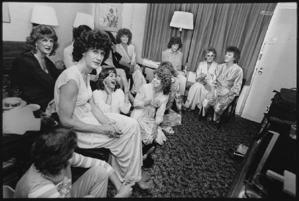Travestiti in pigiama seduti in salotto