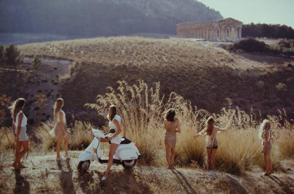 Vespa Piaggio - ragazze su una collina - tempio greco