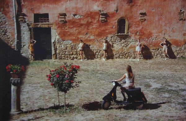 Vespa Piaggio - ragazze appoggiate al muro di un cascinale