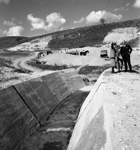 Italia del Sud. Calabria - costruzione del canale di irrigazione della valle del Neto