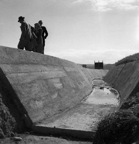 Italia del Sud. Calabria - costruzione del canale di irrigazione della valle del Neto