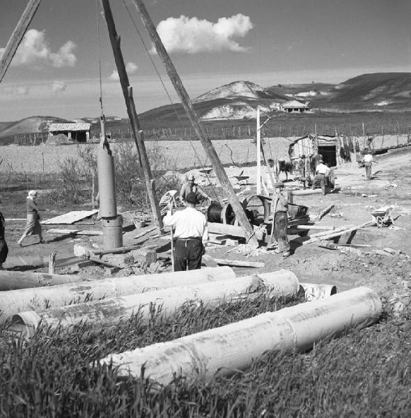 Italia del Sud. Calabria - costruzione del canale di irrigazione della valle del Neto - operai