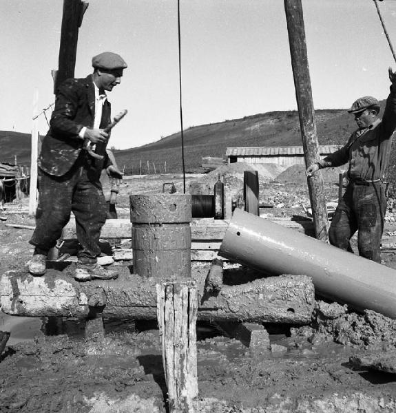 Italia del Sud. Calabria - costruzione del canale di irrigazione della valle del Neto - operai