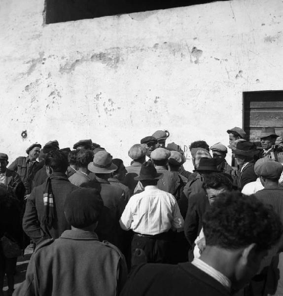 Italia del Sud. Calabria - campagna - braccianti - assembramento