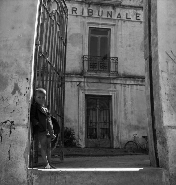 Italia del Sud. Calabria - Catanzaro - ritratto maschile - bambino scalzo