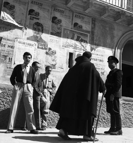 Italia del Sud. Calabria - Catanzaro - ritratto di gruppo - giovani - prelato