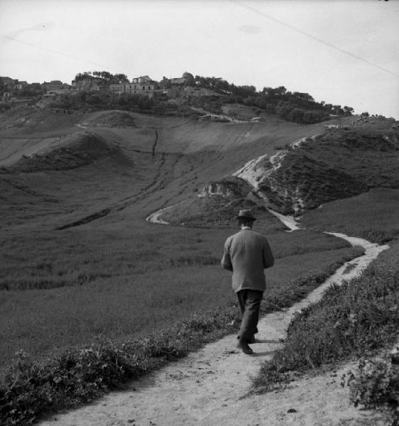 Italia del Sud. Calabria - campagna - uomo percorre un viottolo