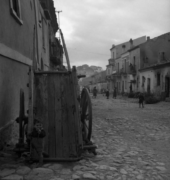 Italia del Sud. Calabria - centro abitato - carretto - bambino