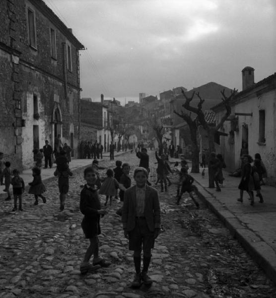 Italia del Sud. Calabria - centro abitato - ritratto di gruppo - bambini