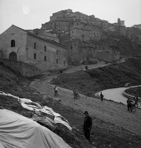 Italia del Sud. Calabria - centro abitato - strada