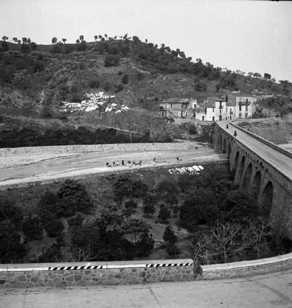 Italia del Sud. Calabria - strada - viadotto - centro abitato