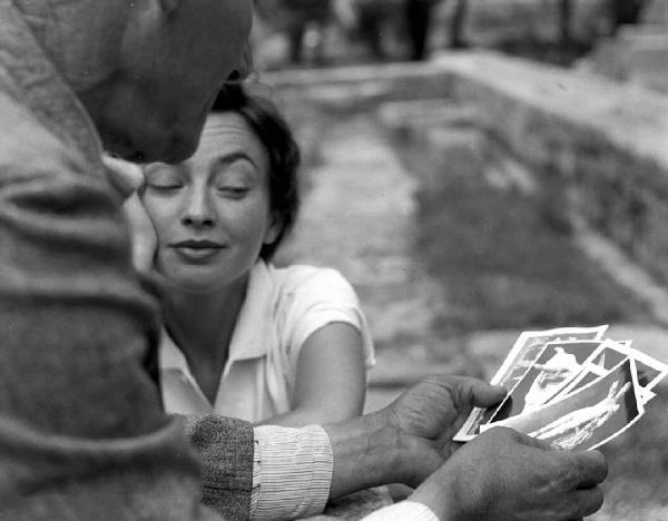 Grecia. Ritratto femminile. Inge Feltrinelli mentre guarda delle fotografie