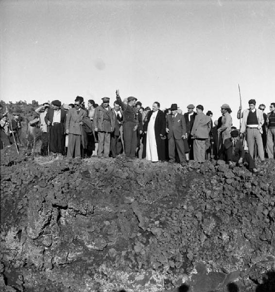 Italia del Sud. Sicilia - eruzione dell'Etna - processione lungo le pendici del vulcano