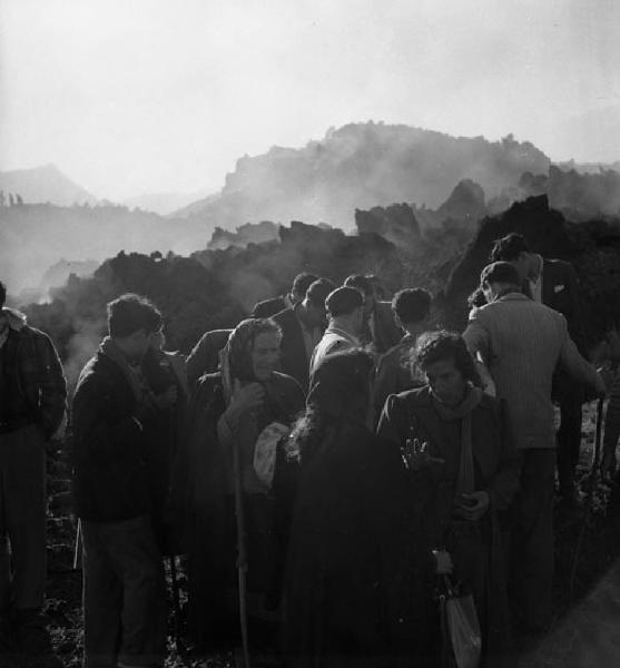 Italia del Sud. Sicilia - eruzione dell'Etna - Vulcano - Processione lungo le pendici del vulcano