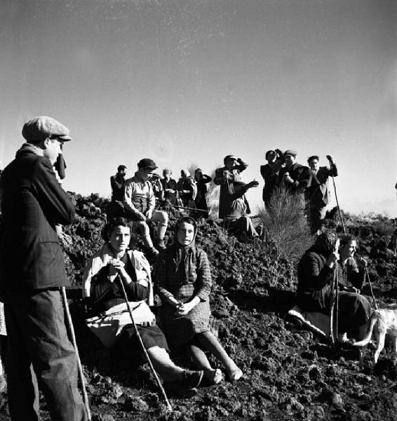 Italia del Sud. Sicilia - eruzione dell'Etna - processione lungo le pendici del vulcano