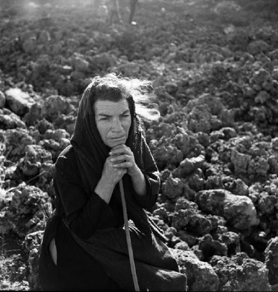 Italia del Sud. Sicilia - eruzione dell'Etna - processione lungo le pendici del vulcano - ritratto femminile - donna a capo coperto