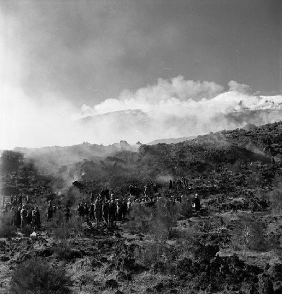 Italia del Sud. Sicilia - eruzione dell'Etna - processione lungo le pendici del vulcano