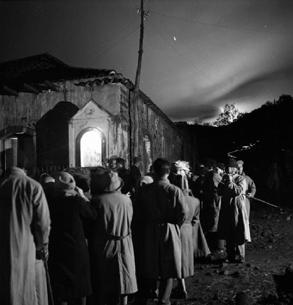 Italia del Sud. Sicilia - eruzione dell'Etna - processione notturna lungo le pendici del vulcano - edicola votiva