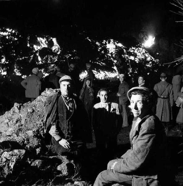 Italia del Sud. Sicilia - eruzione dell'Etna - processione notturna lungo le pendici del vulcano - lingue di lava incandescenti