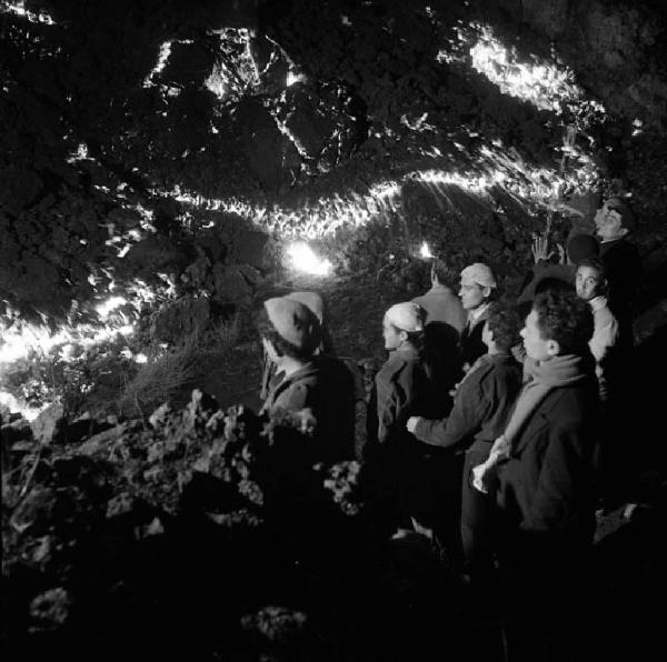 Italia del Sud. Sicilia - eruzione dell'Etna - processione notturna lungo le pendici del vulcano - lingue di lava incandescenti