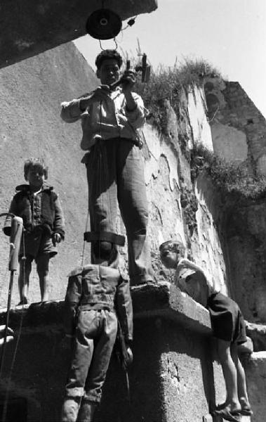 Italia del Sud. Napoli - Teatro Olimpia - spettacolo di pupi - puparo sul palco - bambini