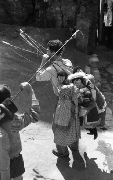 Italia del Sud. Napoli - puparo con pupi in spalla