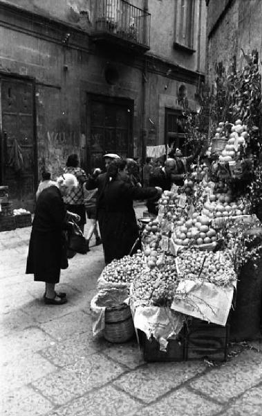 Italia del Sud. Napoli - vicolo - bancarelle di frutta e verdura