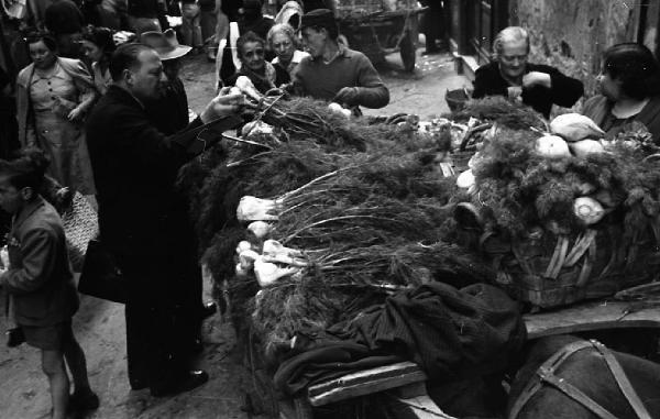 Italia del Sud. Napoli - vicolo - bancarelle di frutta e verdura