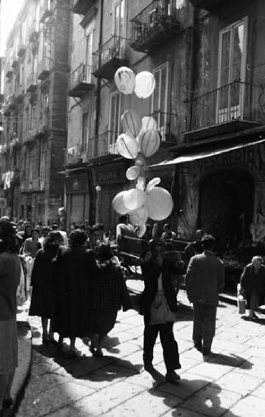 Italia del Sud. Napoli - vicolo - venditore di palloncini