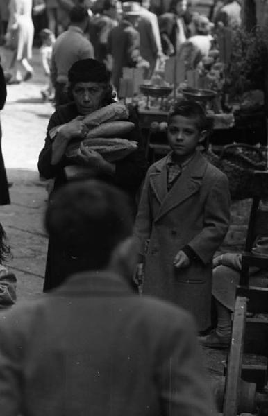 Italia del Sud. Napoli - vicolo affollato