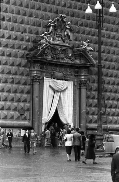 Italia del Sud. Napoli - chiesa del Gesù Nuovo - facciata a bugnato - portale addobbato