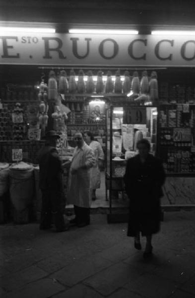 Italia del Sud. Napoli - drogheria Ernesto Ruocco