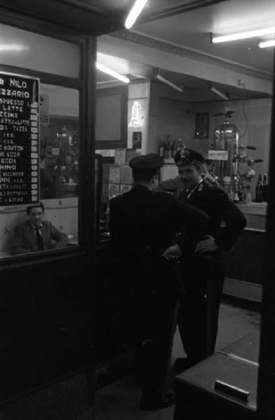 Italia del Sud. Napoli - bar - avventori - due carabinieri