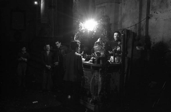 Italia del Sud. Napoli - interno di una chiesa - venditore ambulante