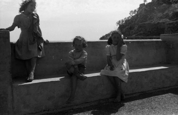 Italia del Sud. Positano - ritratto di gruppo - bambine