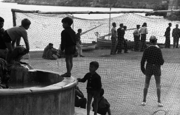 Italia del Sud. Positano - bambini assistono a una partita di pallone