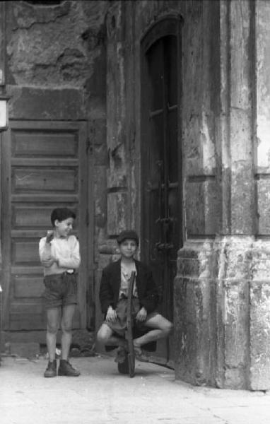 Italia del Sud. Napoli - ritratto di coppia - bambini davanti alla chiesa del Gesù Nuovo