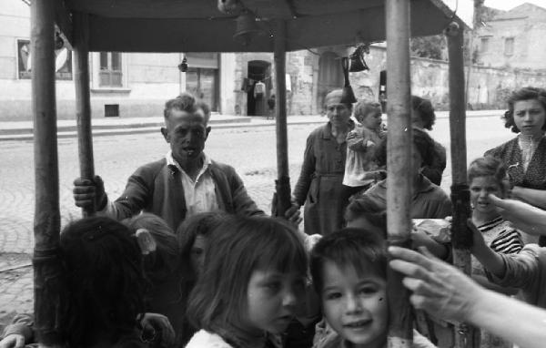 Italia del Sud. Napoli - giostra di fortuna - bambini