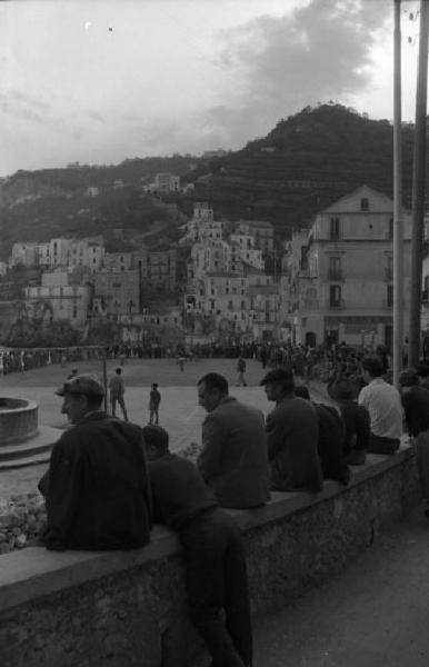 Italia del Sud. Positano - partita di pallone - spettatori