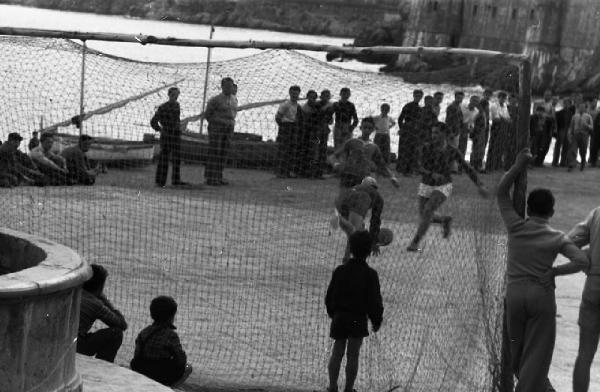 Italia del Sud. Positano - partita di pallone - spettatori