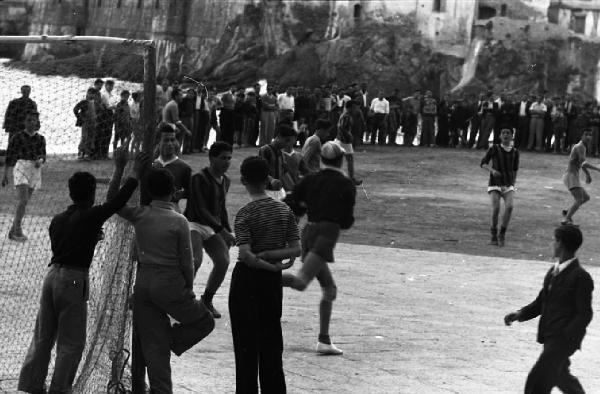 Italia del Sud. Positano - partita di pallone - spettatori