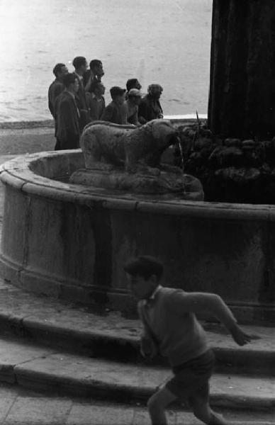 Italia del Sud. Positano - fontana - ragazzini assistono a una partita di pallone